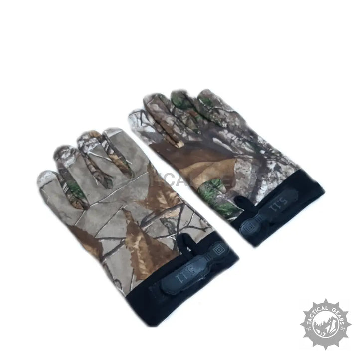 Camouflage hunting gloves with black wristbands, ideal for shooting gym and work