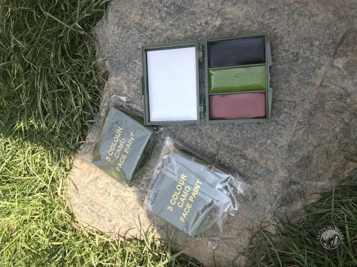 Three-color camouflage face paint kit with mirror for outdoor and tactical face paint