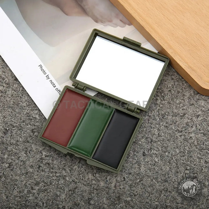 Three-color camouflage face paint compact with mirror for outdoor and tactical face paint