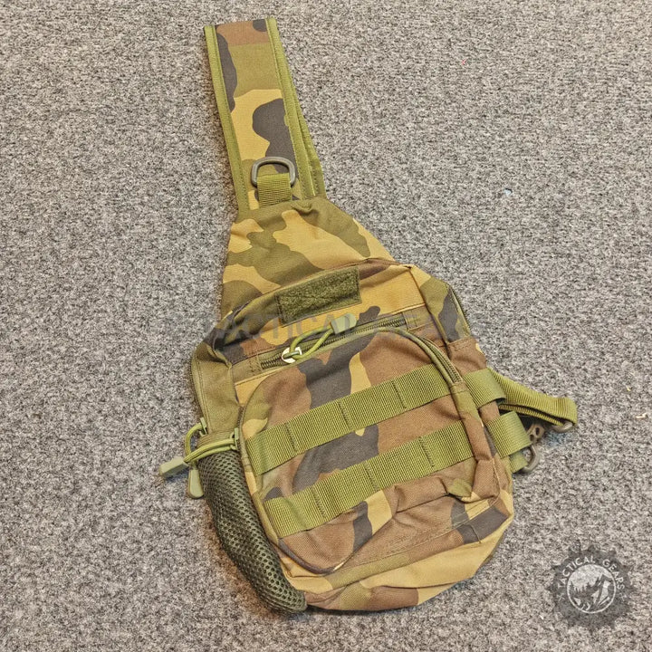 Camouflage tactical shoulder bag made of 600d Oxford fabric with multiple compartments and MOLLE webbing