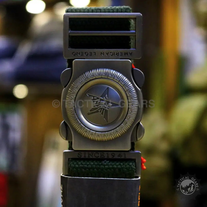 Military-style buckle on Zhanbeiku Operator Belt made with durable green fabric